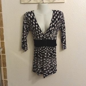 Black/White V-Neck 3/4 Sleeve Back Tie blouse Size Large
